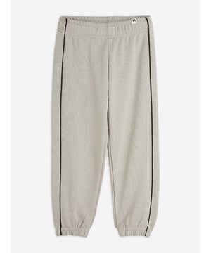 Introducing the Boys Plain Piping Joggers in Grey from mini rodini, an essential addition to your lad's wardrobe for SS2025. Exquisitely combining elegance with ease, these joggers ensure your boy steps out in style. Key features include Elegant Piping Detail Adds a dash of refinement to casual wear. Premium Comfort Crafted with superior, soft fabric for all-day ease. Sophisticated Grey Hue Matches effortlessly with any outfit. Durable Design Made to withstand the rigours of boyish adventures.Elevate your young gent's attire with these chic joggers. Order now!