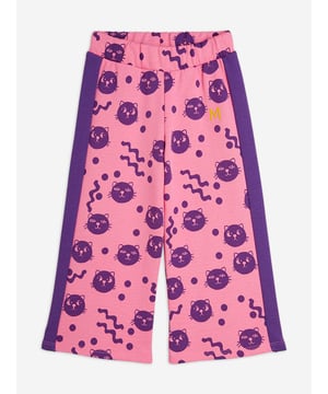 Introducing the exquisite Girls Squiggly Cats AOP joggers in refined pink by Mini Rodini, a splendid addition to your little girl's SS2025 wardrobe. Revel in the charm and sophistication of this designer piece Enchanting AOP Design Features a delightful squiggly cats print set against a soft pink palette, ensuring your child captivates with every wear. Luxurious Comfort Crafted from premium materials for an ultra-soft feel, ideal for your young one's day-long comfort. SS2025 Must-Have Seamlessly combines contemporary flair with timeless elegance, designed to elevate your girl's ensemble with grace and fun.Embrace style and comfort with Mini Rodini's latest creation. Perfect for stylish adventures!