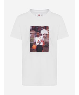 Introducing the quintessential Boys MJ Brand Photo T-Shirt in White from Jordan a high-end staple for SS2025 that promises to elevate your boy's wardrobe with unparalleled style and comfort.Key Features Iconic MJ Image Featuring a striking Michael Jordan graphic, this t-shirt is a homage to a sports legend, perfect for young enthusiasts. Premium Fabric Crafted from superior quality materials, ensuring softness and durability for all-day wear. Versatile Styling Its crisp white hue makes it an easy match with any outfit, ideal for versatile styling options.Revitalise his collection now with this exquisite piece and let him shine in true Jordan fashion. Available for SS2025.