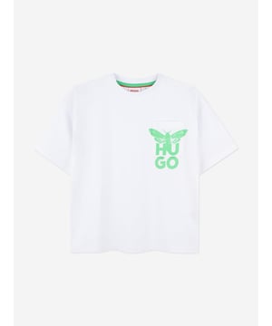 Introducing the luxurious Boys Moth Logo Pocket T-Shirt in White from Hugo. A quintessential addition for every discerning young wardrobe set for SS2025, where style meets comfort impeccably. Elegant Moth Motif Features a subtly chic moth design, embodying a touch of whimsy. Supreme Comfort Crafted from premium fabric, ensuring all-day ease and breathability. Versatile Style Perfectly white, it pairs effortlessly with any ensemble, be it casual or slightly formal.Elevate your boy's style quotient with this exquisite piece from Hugo. Ideal for any occasion!