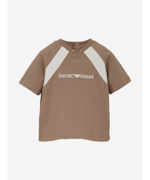 Discover the chic elegance of the Emporio Armani Baby Boys Colourblock T-Shirt in Brown, a premier addition to the SS2025 collection. Crafted with exceptional care that blends sophistication with youthful charm Iconic Colorblock Design Distinct brown hues merge for a modern, stylish look Superior Material Luxuriously soft fabric ensures comfort durability for playful hours Armani Excellence Signature details exemplify your boy's refined taste in fashion. Elevate his style this season with Emporio Armani's craftsmanship.