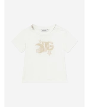 Introducing the exquisite Baby Boys Moon and Star Logo T-Shirt from Dolce Gabbana. Perfectly tailored for the SS2025 season, this Italian-made masterpiece is a quintessential addition to any young gentleman's wardrobe. Highlights include Impeccable Craftsmanship Expertly crafted in Italy, promising unrivalled quality and longevity. Charming Design Features an enchanting moon and star motif, ensuring your child stays stylish. Supreme Comfort Constructed from premium fabrics for unparalleled softness and comfort.Elevate your child's ensemble with this luxurious white t-shirt, blending Dolce Gabbana's iconic flair with playful elegance.