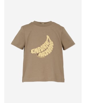 Introduce a touch of chic to your young chap's ensemble with the Emporio Armani Baby Boys Banana Logo T-Shirt in Brown. Crafted for SS2025, this sophisticated piece guarantees comfort and style for any occasion. Key features include Distinctive Banana Emblem A playful yet refined logo ensures your boy stands out. Luxuriously Soft Expertly woven for absolute comfort.Perfect for enlivening your little one's wardrobe!