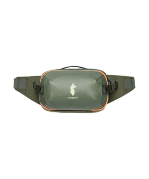 Die Cotopaxi Gürteltasche für Damen vereint durchdachtes Design mit praktischer Funktionalität und überzeugt mit einem großzügigen Fassungsvermögen von 3 Litern bei kompakten Maßen von 15 x 29 x 12 cm. Diese stylische Bauchtasche ist der ideale Begleiter für aktive Frauen, die ihre wichtigsten Dinge wie Smartphone, Geldbörse, Schlüssel und weitere Essentials stets griffbereit und sicher verstaut wissen möchten. Das Hauptfach lässt sich mittels eines robusten Reißverschlusses öffnen und schließen, wodurch der Inhalt jederzeit gut geschützt bleibt. Besonders praktisch ist die Fronttasche, die schnellen Zugriff auf häufig benötigte Gegenstände ermöglicht, ohne dass die gesamte Tasche geöffnet werden muss. Der verstellbare Gurt sorgt für eine perfekte Passform und hohen Tragekomfort, egal ob die Tasche eng an der Hüfte sitzt oder lässig quer über den Oberkörper getragen wird. Die stabile Steckschnalle gewährleistet zudem eine einfache Handhabung und sicheren Halt bei jeder Bewegung. Gefertigt aus hochwertigen, langlebigen Materialien verbindet diese Gürteltasche strapazierfähige Robustheit mit einem angenehmen Tragegefühl, das sie zum perfekten Accessoire für urbane Abenteuer, Festivals, Spaziergänge oder Reisen macht. Mit ihrem modernen und zugleich funktionalen Design ist die Cotopaxi Gürteltasche ein stilvoller Begleiter für Frauen, die Wert auf Komfort, Qualität und praktische Details legen.