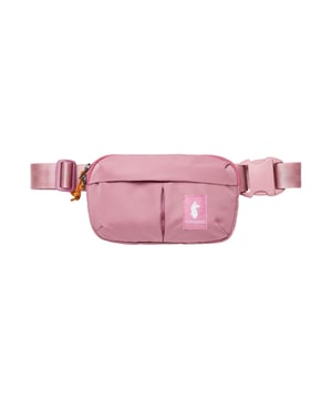 Die Cotopaxi Gürteltasche für Damen besticht durch ihr cleveres Design und ihre vielseitige Trageweise, die sowohl als Hüfttasche als auch quer über den Körper getragen werden kann, wodurch sie sich perfekt an jede Situation und jeden Stil anpasst. Mit einem Volumen von 2 Litern und kompakten Maßen von 23 x 13 x 5 cm bietet sie ausreichend Platz für alle wichtigen Essentials wie Smartphone, Schlüssel, Geldbörse und kleine Accessoires. Das Hauptfach ist mit einer praktischen Innenhülle ausgestattet, die zusätzlichen Schutz und Ordnung schafft, während das Zubehörfach mit Reißverschluss auf der Vorderseite schnellen Zugriff auf Kleinigkeiten ermöglicht. Das dicke, robuste Gurtband sorgt für angenehmen Tragekomfort und Stabilität, die versteckte Daisy Chain erlaubt es, weiteres Zubehör sicher und stilvoll zu befestigen. Ein integrierter Schlüsselclip hält Schlüssel jederzeit griffbereit, und der einseitig verstellbare Clip ermöglicht eine individuelle Anpassung der Passform, damit die Tasche sicher und bequem sitzt. Gefertigt aus hochwertigen Materialien garantiert diese Gürteltasche nicht nur Langlebigkeit und Strapazierfähigkeit, sondern auch ein angenehmes Tragegefühl, das sie zu einem unverzichtbaren Begleiter für urbane Abenteuer, Festivals oder den Alltag macht. Ihr modernes und funktionales Design verbindet Stil mit praktischer Nutzbarkeit und spricht Frauen an, die Wert auf Komfort und Qualität legen.