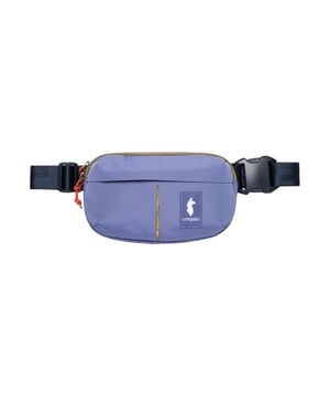 De Cotopaxi heuptas voor dames maakt indruk met zijn slimme ontwerp en veelzijdigheid. Hij kan gedragen worden als heuptas of over het lichaam, waardoor hij perfect is voor elke situatie en stijl. Met een volume van 2 liter en compacte afmetingen van 23 x 13 x 5 cm biedt het genoeg ruimte voor alle belangrijke benodigdheden zoals een smartphone, sleutels, portemonnee en kleine accessoires. Het hoofdvak is voorzien van een praktische binnenhoes die extra bescherming en organisatie biedt, terwijl het accessoirevak met rits aan de voorkant zorgt voor snelle toegang tot kleine spullen. De dikke, robuuste riem zorgt voor comfortabel dragen en stabiliteit, terwijl je met de verborgen margrietketting extra accessoires veilig en stijlvol kunt bevestigen. Een geïntegreerde sleutelclip houdt sleutels altijd bij de hand en met de verstelbare clip aan één kant kun je de pasvorm aanpassen zodat de tas veilig en comfortabel zit. Gemaakt van hoogwaardige materialen garandeert deze riemtas niet alleen een lange levensduur en duurzaamheid, maar ook een comfortabel gevoel waardoor het een onmisbare metgezel is voor stedelijke avonturen, festivals of het dagelijks leven. Het moderne en functionele ontwerp combineert stijl met functionaliteit en spreekt vrouwen aan die waarde hechten aan comfort en kwaliteit.