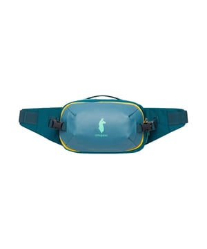 De Cotopaxi heuptas voor dames combineert verfijnd design met praktische functionaliteit en maakt indruk met een royale inhoud van 3 liter en compacte afmetingen van 15 x 29 x 12 cm. Deze stijlvolle heuptas is de ideale metgezel voor actieve vrouwen die hun belangrijkste spullen zoals smartphone, portemonnee, sleutels en andere benodigdheden binnen handbereik willen houden en veilig willen opbergen. Het hoofdvak kan worden geopend en gesloten met een robuuste ritssluiting, zodat de inhoud altijd goed beschermd blijft. Het voorvak is bijzonder praktisch en biedt snelle toegang tot veelgebruikte spullen zonder de hele tas te hoeven openen. De verstelbare riem zorgt voor een perfecte pasvorm en een hoog draagcomfort, of de tas nu dicht op de heupen zit of nonchalant over het bovenlichaam wordt gedragen. De stevige gesp zorgt ook voor eenvoudige bediening en een stevige grip bij elke beweging. Gemaakt van hoogwaardige, duurzame materialen combineert deze riemtas slijtvaste robuustheid met een comfortabel gevoel, waardoor het de perfecte accessoire is voor stedelijke avonturen, festivals, wandelingen of reizen. Met zijn moderne maar functionele ontwerp is de Cotopaxi heuptas een stijlvolle metgezel voor vrouwen die waarde hechten aan comfort, kwaliteit en praktische details.