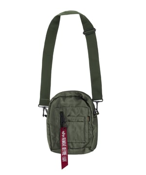 Deze slanke schoudertas voor heren biedt een ideale combinatie van functionaliteit en modern design. Met verschillende buitenvakken en twee ritsvakken biedt hij genoeg ruimte voor je belangrijkste spullen. Drie open buitenvakken bieden snelle toegang tot veelgebruikte items. De opvallende RBF-labelritssluiting en de geweven labelpatch voegen stijlvolle accenten toe en benadrukken de hoogwaardige afwerking. Dankzij de karabijnhaak aan de riem kan de tas flexibel worden verwijderd of aangepast. Hij is gemaakt van slijtvaste stof, is bijzonder robuust en geschikt voor dagelijks gebruik. Het compacte formaat en slanke ontwerp maken het de perfecte metgezel voor onderweg, in de stad of op reis. Een veelzijdig accessoire voor mannen die waarde hechten aan stijl en functionaliteit.