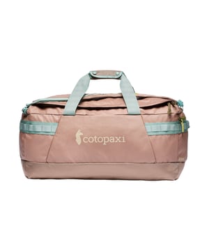Die Cotopaxi Reisetasche für Damen besticht durch ihre vielseitige Funktionalität und durchdachtes Design, das sowohl Komfort als auch großzügigen Stauraum in einem eleganten Paket vereint. Mit einem beeindruckenden Fassungsvermögen von 70 Litern und den Maßen 66 x 33 x 30 cm bietet diese Tasche ausreichend Platz für längere Reisen, Sportausrüstung oder Wochenendausflüge, wobei das große Hauptfach alle Gegenstände übersichtlich und sicher aufnimmt. Besonders praktisch ist die Möglichkeit, die Tasche als klassischen Reisetasche oder flexibel als Rucksack zu tragen, wobei die gepolsterten Rucksackgurte nicht nur für einen hohen Tragekomfort sorgen, sondern dank ihrer Verstaubarkeit und Abnehmbarkeit auch für optimale Anpassungsfähigkeit an unterschiedliche Tragesituationen stehen. Unter dem Deckel befinden sich mehrere Innentaschen mit Reißverschluss, die Ordnung und Schutz für kleinere Gegenstände garantieren. Ergänzt wird das durch einen mitgelieferten Packbeutel mit Reißverschluss, ideal zum separaten Verstauen von schmutziger Kleidung oder Zubehör. An beiden Enden der Tasche sind robuste Tragegriffe angebracht, die zusätzliches Handling erleichtern und mehr Flexibilität beim Tragen ermöglichen. Zwei Außentaschen bieten schnellen Zugriff auf kleinere Utensilien, während eine Seitentasche mit integriertem Schlüsselclip für Sicherheit und einfachen Zugriff auf Schlüssel sorgt. Diverse Netztaschen innen und außen sorgen für zusätzliche Organisation und Übersichtlichkeit. Gefertigt aus hochwertigen, langlebigen Materialien garantiert diese Reisetasche nicht nur Robustheit, sondern auch einen angenehmen Tragekomfort, der selbst bei voller Beladung erhalten bleibt. Die Cotopaxi Reisetasche ist somit der ideale Begleiter für anspruchsvolle Reisende, die Wert auf Funktionalität, Stil und Komfort legen.