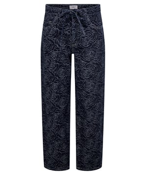 Deze jeans heeft een trendy, wijde pijp en een losse pasvorm voor maximaal comfort. De klassieke ritssluiting met knoop zorgt voor een stevige pasvorm. De riemlussen zijn versierd met een ton-sur-ton denim band en voegen een subtiel accent toe. In een typische 5-pocketstijl biedt de broek praktische opbergruimte. Een bloemendessin geeft de denim een speelse en vrouwelijke touch. Het geweven label aan de binnenkant staat voor een hoogwaardige afwerking. Dankzij de comfortabele snit zijn ze ideaal voor casual alledaagse looks. Combineer ze met T-shirts of blouses voor coole outfits. De stevige denimkwaliteit zorgt voor duurzaamheid. Een mode must-have voor iedereen die van stijl en comfort houdt.