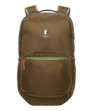 Der Cotopaxi Damenrucksack vereint Funktionalität und Stil auf beeindruckende Weise und ist der perfekte Begleiter für den Alltag, Beruf oder die Freizeit. Mit einem großzügigen Fassungsvermögen von 26 Litern bietet er ausreichend Platz für alles, was Sie unterwegs benötigen. Sein durchdachtes Design überrascht mit zahlreichen Organisationsfächern im Inneren, die es ermöglichen, Ihre Utensilien stets übersichtlich und griffbereit zu verstauen. Das gepolsterte Laptop- und Tabletfach schützt Geräte bis zu 16 Zoll zuverlässig vor Kratzern und Stößen, während die verstellbaren Schultergurte und der Tragegriff für höchsten Tragekomfort sorgen. Die Vortasche mit Reißverschluss sowie der integrierte Schlüsselclip ermöglichen schnellen Zugriff auf wichtige Kleinigkeiten, ohne den Rucksack komplett öffnen zu müssen. Außen finden sich zwei separate Fächer für Wasserflaschen, die so jederzeit griffbereit bleiben. Besonders praktisch sind die Zubehörtaschen mit Reißverschluss, die zusätzlichen Stauraum bieten und Ihre Wertgegenstände sicher verwahren. Aufgenähte Loops aus robustem Webband sorgen für zusätzliche Befestigungsmöglichkeiten – ideal, um Zubehör oder Anhänger anzubringen. Gefertigt aus strapazierfähigem, hochwertigen Material ist dieser Rucksack nicht nur ein optisches Highlight mit dem markanten Logopatch, sondern auch äußerst langlebig und belastbar. Die Tragegurte lassen sich mit einer Steckschnalle verbinden, was die Last gleichmäßig verteilt und den Komfort bei längeren Touren oder Spaziergängen erheblich erhöht. Mit seinen Maßen von 49 x 27 x 16 cm ist der Cotopaxi Damenrucksack kompakt, aber dennoch großzügig bemessen – ein echtes Multitalent, das Sie durch den Tag begleitet und dabei jederzeit stylisch aussieht.