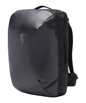 Der Cotopaxi Reise-Rucksack für Damen ist ein durchdachter, stilvoller Begleiter für alle, die Wert auf Komfort, Organisation und Vielseitigkeit legen – sei es für einen Wochenendtrip, eine Geschäftsreise oder das tägliche Abenteuer unterwegs. Mit einem großzügigen Fassungsvermögen von 35 Litern und den Maßen 56 x 30 x 25 cm bietet er ausreichend Platz, ohne dabei an Kompaktheit einzubüßen. Die praktische kofferartige Öffnung gibt den Blick frei auf drei intelligente Innenfächer – groß, mittel und klein –, die ein geordnetes Packen und schnellen Zugriff auf Kleidung, Technik oder Pflegeprodukte ermöglichen. Das weich gefütterte, gepolsterte Laptopfach schützt Geräte bis zu 15 Zoll zuverlässig vor Stößen und Kratzern, während eine zusätzliche Innentasche mit Reißverschluss für übersichtliche Aufbewahrung kleinerer Utensilien sorgt. Eine elastische Seitentasche bietet Platz für eine Wasserflasche, griffbereit bei jeder Gelegenheit. Die clevere Vordertasche verfügt über eine strukturierte Innenaufteilung sowie einen integrierten Schlüsselclip, ideal für wichtige Kleinigkeiten, die schnell erreichbar sein müssen. Besonders praktisch auf Reisen ist der Gepäckgurt, mit dem sich der Rucksack sicher am Trolley befestigen lässt. Für maximale Flexibilität im Alltag sorgen vier robuste Außenschlaufen zur Befestigung zusätzlicher Ausrüstung sowie drei Tragegriffe – oben, seitlich und unten –, mit denen der Rucksack sich in jeder Situation einfach handhaben lässt. Die atmungsaktiven Air-Mesh-Schultergurte und der verstaubare Hüftgurt bieten optimalen Tragekomfort, auch bei längeren Strecken. Hergestellt aus hochwertigen Materialien, überzeugt dieser Reise-Rucksack nicht nur durch seine Langlebigkeit, sondern auch durch sein modernes, funktionales Design, das jedem Abenteuer gewachsen ist.