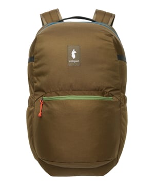De Cotopaxi damesrugzak combineert functionaliteit, stijl en hoogwaardige materialen op een unieke manier, waardoor het de perfecte metgezel is voor het dagelijks leven, werk of vrije tijd. Met een ruime inhoud van 30 liter biedt hij genoeg ruimte om al je belangrijke spullen veilig en georganiseerd op te bergen, terwijl de slim ontworpen organisatievakken binnenin je helpen om alles snel bij de hand te hebben. Het gevoerde laptop- en tabletvak beschermt apparaten tot 16 inch tegen stoten en krassen, terwijl de verstelbare schouderbanden ergonomisch gevormd zijn en in combinatie met de draaggreep een uitzonderlijk hoog draagcomfort bieden. Bijzonder praktisch is de mogelijkheid om de schouderbanden met een gesp te verbinden, wat zorgt voor een gelijkmatige gewichtsverdeling en ook comfortabel is bij langer dragen. Het voorvak met ritssluiting biedt snelle toegang tot kleine spullen, aangevuld met een geïntegreerde sleutelclip om je sleutels veilig op te bergen. Twee aparte buitenvakken voor waterflessen bieden op elk moment gemakkelijke toegang tot verfrissingen zonder dat je de rugzak hoeft te openen. Extra accessoirevakken met rits bieden extra opbergruimte voor belangrijke spullen, terwijl de opgenaaide lussen van robuust geweven tape veelzijdige bevestigingsmogelijkheden bieden voor accessoires of decoraties. Het slijtvaste materiaal en de opvallende logopatch geven de rugzak niet alleen duurzaamheid, maar ook een stijlvolle, moderne look. Met zijn afmetingen van 50 x 28 x 18 cm is deze rugzak compact genoeg voor dagelijks gebruik, maar biedt hij tegelijkertijd royale opbergruimte voor alle avonturen die de dag in petto heeft.