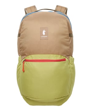 De Cotopaxi damesrugzak combineert functionaliteit, stijl en hoogwaardige materialen op een unieke manier, waardoor het de perfecte metgezel is voor het dagelijks leven, werk of vrije tijd. Met een ruime inhoud van 30 liter biedt hij genoeg ruimte om al je belangrijke spullen veilig en georganiseerd op te bergen, terwijl de slim ontworpen organisatievakken binnenin je helpen om alles snel bij de hand te hebben. Het gevoerde laptop- en tabletvak beschermt apparaten tot 16 inch tegen stoten en krassen, terwijl de verstelbare schouderbanden ergonomisch gevormd zijn en in combinatie met de draaggreep een uitzonderlijk hoog draagcomfort bieden. Bijzonder praktisch is de mogelijkheid om de schouderbanden met een gesp te verbinden, wat zorgt voor een gelijkmatige gewichtsverdeling en ook comfortabel is bij langer dragen. Het voorvak met ritssluiting biedt snelle toegang tot kleine spullen, aangevuld met een geïntegreerde sleutelclip om je sleutels veilig op te bergen. Twee aparte buitenvakken voor waterflessen bieden op elk moment gemakkelijke toegang tot verfrissingen zonder dat je de rugzak hoeft te openen. Extra accessoirevakken met rits bieden extra opbergruimte voor belangrijke spullen, terwijl de opgenaaide lussen van robuust geweven tape veelzijdige bevestigingsmogelijkheden bieden voor accessoires of decoraties. Het slijtvaste materiaal en de opvallende logopatch geven de rugzak niet alleen duurzaamheid, maar ook een stijlvolle, moderne look. Met zijn afmetingen van 50 x 28 x 18 cm is deze rugzak compact genoeg voor dagelijks gebruik, maar biedt hij tegelijkertijd royale opbergruimte voor alle avonturen die de dag in petto heeft.