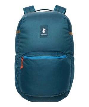 De Cotopaxi damesrugzak combineert functionaliteit, stijl en hoogwaardige materialen op een unieke manier, waardoor het de perfecte metgezel is voor het dagelijks leven, werk of vrije tijd. Met een ruime inhoud van 30 liter biedt hij genoeg ruimte om al je belangrijke spullen veilig en georganiseerd op te bergen, terwijl de slim ontworpen organisatievakken binnenin je helpen om alles snel bij de hand te hebben. Het gevoerde laptop- en tabletvak beschermt apparaten tot 16 inch tegen stoten en krassen, terwijl de verstelbare schouderbanden ergonomisch gevormd zijn en in combinatie met de draaggreep een uitzonderlijk hoog draagcomfort bieden. Bijzonder praktisch is de mogelijkheid om de schouderbanden met een gesp te verbinden, wat zorgt voor een gelijkmatige gewichtsverdeling en ook comfortabel is bij langer dragen. Het voorvak met ritssluiting biedt snelle toegang tot kleine spullen, aangevuld met een geïntegreerde sleutelclip om je sleutels veilig op te bergen. Twee aparte buitenvakken voor waterflessen bieden op elk moment gemakkelijke toegang tot verfrissingen zonder dat je de rugzak hoeft te openen. Extra accessoirevakken met rits bieden extra opbergruimte voor belangrijke spullen, terwijl de opgenaaide lussen van robuust geweven tape veelzijdige bevestigingsmogelijkheden bieden voor accessoires of decoraties. Het slijtvaste materiaal en de opvallende logopatch geven de rugzak niet alleen duurzaamheid, maar ook een stijlvolle, moderne look. Met zijn afmetingen van 50 x 28 x 18 cm is deze rugzak compact genoeg voor dagelijks gebruik, maar biedt hij tegelijkertijd royale opbergruimte voor alle avonturen die de dag in petto heeft.