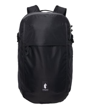 Der Cotopaxi Damenrucksack überzeugt mit einem durchdachten Design, das Funktionalität, Komfort und Nachhaltigkeit in einem stilvollen Gesamtpaket vereint und sich damit perfekt für den Alltag, Wanderungen oder Reisen eignet. Mit seinen großzügigen Maßen von 53 x 32 x 25 cm bietet er ausreichend Platz für alles, was unterwegs gebraucht wird, während die innenliegenden Organisationsfächer mit Reißverschluss und atmungsaktiver Mesh-Struktur für Ordnung und Übersicht sorgen. Das gepolsterte Laptop- und Tabletfach schützt Geräte bis zu 16 Zoll zuverlässig, und ein zusätzliches Zubehörfach bietet sicheren Stauraum für empfindliche Gegenstände wie Sonnenbrillen oder Elektronik. Für noch mehr Komfort sorgen das ergonomisch geformte, atmungsaktive Rückenteil sowie der verstellbare Brust- und Hüftgurt, die auch bei längeren Tragezeiten eine optimale Lastverteilung und Stabilität gewährleisten. Die Vortasche mit Reißverschluss ermöglicht schnellen Zugriff auf wichtige Kleinigkeiten und ist mit einem Schlüsselclip ausgestattet, der für zusätzliche Sicherheit sorgt. Zwei Außenfächer für Wasserflaschen halten Erfrischungen jederzeit griffbereit, ohne dass der Rucksack geöffnet werden muss. Seitlich angebrachte Schlaufen aus robustem Webband bieten flexible Befestigungsmöglichkeiten für Zubehör wie Karabiner, Jacken oder Lampen. Das hochwertige, langlebige Material ist mit einer PFC-freien DWR-Behandlung versehen, wodurch der Rucksack wasserabweisend bleibt, ohne die Umwelt zu belasten. Ein stylisches Logopatch rundet das funktionale Design ab und macht den Rucksack zu einem ebenso praktischen wie optisch ansprechenden Begleiter für alle Abenteuer des Alltags.