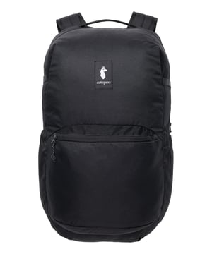 De Cotopaxi damesrugzak combineert functionaliteit, stijl en hoogwaardige materialen op een unieke manier, waardoor het de perfecte metgezel is voor het dagelijks leven, werk of vrije tijd. Met een ruime inhoud van 30 liter biedt hij genoeg ruimte om al je belangrijke spullen veilig en georganiseerd op te bergen, terwijl de slim ontworpen organisatievakken binnenin je helpen om alles snel bij de hand te hebben. Het gevoerde laptop- en tabletvak beschermt apparaten tot 16 inch tegen stoten en krassen, terwijl de verstelbare schouderbanden ergonomisch gevormd zijn en in combinatie met de draaggreep een uitzonderlijk hoog draagcomfort bieden. Bijzonder praktisch is de mogelijkheid om de schouderbanden met een gesp te verbinden, wat zorgt voor een gelijkmatige gewichtsverdeling en ook comfortabel is bij langer dragen. Het voorvak met ritssluiting biedt snelle toegang tot kleine spullen, aangevuld met een geïntegreerde sleutelclip om je sleutels veilig op te bergen. Twee aparte buitenvakken voor waterflessen bieden op elk moment gemakkelijke toegang tot verfrissingen zonder dat je de rugzak hoeft te openen. Extra accessoirevakken met rits bieden extra opbergruimte voor belangrijke spullen, terwijl de opgenaaide lussen van robuust geweven tape veelzijdige bevestigingsmogelijkheden bieden voor accessoires of decoraties. Het slijtvaste materiaal en de opvallende logopatch geven de rugzak niet alleen duurzaamheid, maar ook een stijlvolle, moderne look. Met zijn afmetingen van 50 x 28 x 18 cm is deze rugzak compact genoeg voor dagelijks gebruik, maar biedt hij tegelijkertijd royale opbergruimte voor alle avonturen die de dag in petto heeft.