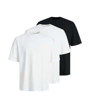 Diese kurzärmligen T-Shirts von Jack & Jones im praktischen Dreierpack vereinen lässigen Stil mit hohem Tragekomfort. Gefertigt aus hochwertigem Jerseygewebe und mit einem lockeren Schnitt, bieten sie optimale Bewegungsfreiheit. Der klassische Rundhalsausschnitt sorgt für einen zeitlosen Look. Ideal für Alltag, Freizeit oder zum Drunterziehen – aus hochwertigen Materialien gefertigt für ein angenehmes Tragegefühl den ganzen Tag.
