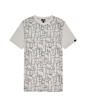 Dieses Herren-T-Shirt bringt mit seinem auffälligen Allover-Label-Print im Rumpfbereich frischen Wind in deine Garderobe. Die unifarbenen Ärmel setzen einen stilvollen Kontrast und runden das Design harmonisch ab. Der klassische Rundhalsausschnitt mit formstabiler Rippblende sorgt für angenehmen Sitz. Dank Regular Fit trägt sich das Shirt bequem und bleibt dennoch modern. Ein gewebtes Label am Ärmelsaum verleiht dem Look ein dezentes Markenfinish. Die kurzen Ärmel bieten Bewegungsfreiheit und unterstreichen die sportliche Silhouette. Das leichte Material fühlt sich weich auf der Haut an und sorgt für ganztägigen Komfort. Ob zu Jeans, Shorts oder Jogpants – dieses Shirt lässt sich vielseitig kombinieren. Es passt in jede urbane Freizeitgarderobe. Ein echtes Statement für alle, die auffallen wollen.
