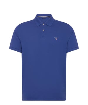 De Gant herenpolo combineert tijdloze elegantie met sportieve nonchalance. De klassieke polokraag en korte knoopsluiting geven het een stijlvolle look. Het is gemaakt van hoogwaardige materialen en is de hele dag comfortabel om te dragen. Het kleine, discrete logoborduursel op de borst zorgt voor een stijlvol accent. De zijsplitten zorgen voor een optimale pasvorm en bewegingsvrijheid. Perfect voor vrije tijd en kantoor - deze polo is perfect voor elke gelegenheid. Het hoge draagcomfort maakt het een essentiële basic voor elke garderobe.