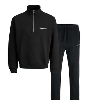 Dit trainingspak voor heren van Jack & Jones maakt indruk door de losse snit, het ontwerp met lange mouwen en het hoge draagcomfort. Het jack heeft een hoge hals, een ritssluiting en een klassieke ronde halslijn. Geribde boorden zorgen voor een perfecte pasvorm. Een subtiel printdetail op borsthoogte zorgt voor een stijlvol accent. De lichtgewicht, geborstelde stof voelt prettig aan op de huid en is gemaakt van hoogwaardige materialen - ideaal voor sport en vrije tijd.