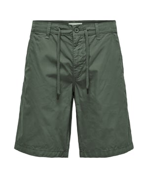 Mit den Bermudashorts von Only & Sons bist du bestens für warme Tage gerüstet! Die normale Passform und der elastische Bund mit Kordelzug sorgen für einen bequemen Sitz und individuellen Tragekomfort. Der Verschluss mit Knopf und Reißverschluss sowie die Gürtelschlaufen bieten eine zusätzliche praktische Funktion, während die seitlichen Eingrifftaschen und zwei Gesäßtaschen genug Platz für all deine Essentials bieten. Diese Shorts sind aus hochwertigen Materialien gefertigt, was sie besonders strapazierfähig und angenehm zu tragen macht. Ein Must-have für deinen Sommerlook!
