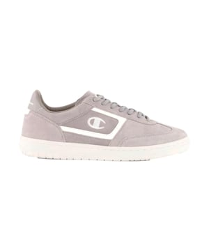 Trete stilvoll auf mit den Low-Cut-Sneakers »CL78« von Champion. Das klassische Design wird durch ein gesticktes Label-Detail stilvoll ergänzt, während die rutschhemmende Gummisohle für zuverlässigen Halt und angenehmen Tragekomfort sorgt. Mit runder Schuhspitze, Schnürung und gepolstertem Schaftrand sind diese Sneakers ein vielseitiger Begleiter für Alltag, Freizeit und urbane Looks.
