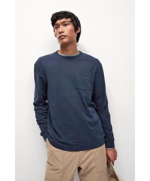 This long-sleeved t-shirt is garment-dyed for an authentic finish. Made to a comfy relaxed fit. It has a classic crew neck and a breast pocket that adds a stylish finishing touch to a versatile smart-casual essential. Cut from soft and breathable pure cotton for comfort, it has snug stretchy ribbed trims
Slub Jersey Cotton Fabric
Crew Neck
27" Shoulder to Hem
Sizing: As expected 
Fit: Relaxed
These are last season stock originally made for M&S.