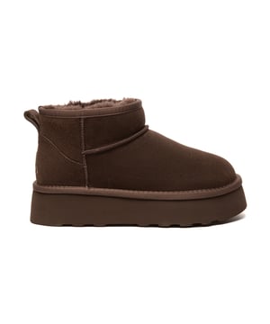 Erleben Sie den luxuriösen Komfort, Ihre Füße in ein Paar Heron Ultra Mini Platform Boots zu gleiten, wo das australische Schafswollfutter Sie mit seiner Weichheit und Wärme umhüllt. Hergestellt aus Rindsveloursleder mit einer wasserabweisenden Beschichtung auf der Oberfläche, können Sie bei diesen neuen Heron Ultra Platform Boots nichts falsch machen.  
Spezifikation:  
Rindsveloursleder-Obermaterial  
Warmes Schafswollfutter  
Weich gepolsterte Schafwoll-Einlegesohle  
EVA-Sohle  
Technologien:  
Wasser- und schmutzabweisendes Obermaterial  
Rutschfeste Außensohle  