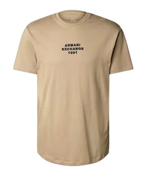 Dit heren T-shirt van Armani Exchange met een normale pasvorm combineert kwaliteit en moderne stijl. De duurzame stof zorgt voor hoog draagcomfort en langdurigheid – perfect voor een casual, maar elegante look. Het opvallende A|X Armani Exchange-logo en de tekst op de borst geven het ontwerp een onderscheidende en moderne uitstraling. Veelzijdig te combineren met jeans of broeken, wordt dit T-shirt een onmisbaar element voor iedereen die minimalistische en trendbewuste elegantie waardeert.