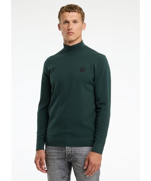 De Ard Mock is een regular fit trui met een mockneck. Voorzien van natuurlijke stretch in de geribde boorden en een CHASIN'-Komma badge op de borst.   Ons model is 188cm lang en draagt maat L.