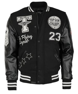 mit Ärmel in Lederoptik  Collegejacke der Marke TopGun mit Ärmel in Lederoptik. Die aufgenähten Patches mit den typischen Top Gun Motiven geben dieser Jacke zusätzliche Ausdruckskraft für einen lässigen Auftritt - mit schönem Bild im Inneren und elastischem Strick an Ärmelabschluss, Bund und Kragen. Die sportliche Jacke besitzt zwei Seitentaschen, zwei Innentaschen  und ein großes Motiv auf der Rückseite.