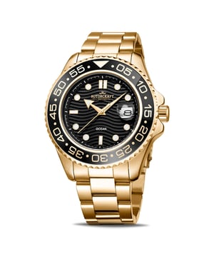 Dit oersterke Rotorcraft Ocean RC4405 horloge is gemaakt van de allerbeste materialen. De glimmende kast is gemaakt van staal in geelgoud. Samen met de zwarte bezel en geelgouden (edel)stalen band is dit horloge zeer duurzaam en een stijlvolle combinatie om naar te kijken. Het golvende patroon op de zwarte wijzerplaat past bij de naam van de collectie, Ocean. Het glas dat in dit opvallende model wordt gebruikt, is mineraal glas. Dit Rotorcraft RC4405 Ocean horloge heeft een waterdichtheid van 3 ATM, hierdoor is het horloge alleen bestand tegen opspattend water. Niet geschikt om te zwemmen.  Merk: RotorcraftModelnaam: Ocean RC4405Categorie: heren horlogeMaterialen: edelstaalKleur: goud, zwart