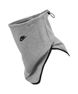 50% Polyester, 47% Katoen, 1% POM, 1% Rubber, 1% Elastaan. Stof: Vlies. Stoftechnologie: Lichtgewicht, Tech-Fit, Therma-Fit, Thermisch. Ontwerp: Contrast Logo. Bevestiging: Verstelbaar, trekkoord.