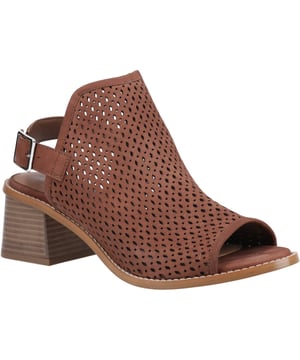 Verhoog je zomerse stijl met de Louise Sandalen. Gemaakt van luxe nubuckleer, heeft deze stijlvolle peep-toe silhouet uitsparingen en een verstelbare gespsluiting. De memory foam binnenzool en duurzame buitenzool zorgen voor comfort de hele dag door.