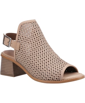 Verhoog je zomerse stijl met de Louise Sandal. Gemaakt van luxueus nubuckleer, heeft deze stijlvolle open teen-silhouet uitsnijdingen en een verstelbare gespsluiting. De geheugenschuim-inzetrand en duurzame loopzool zorgen voor comfort gedurende de hele dag.