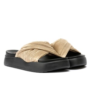 Gepolsterte Plateau-Sandalette, die sowohl Stil als auch Komfort bietet. Mit einem schicken plissierten Satin-Obermaterial und einer leichten Desert Dreamer geformten Erholungseinlegesohle, die überragende Dämpfung und ganztägige Unterstützung bietet. Perfekt für lässiges Sommertragen.