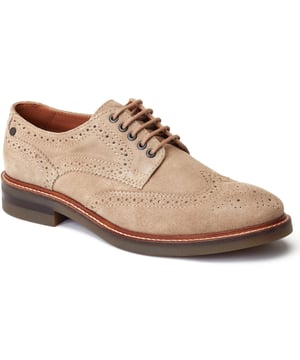Hatfield is een klassieke brogue van Base London. Met een stevige rubberen zool, comfortabele Ortholite binnenzijde en luxe suède bovenwerk, zal Hatfield deze lente/zomer zeker de aandacht trekken.