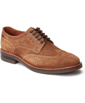 Hatfield is een klassieke brogue van Base London. Met een stevige rubberen zool, comfortabele Ortholite binnenzijde en luxe suède bovenwerk, zal Hatfield deze lente/zomer zeker de aandacht trekken.