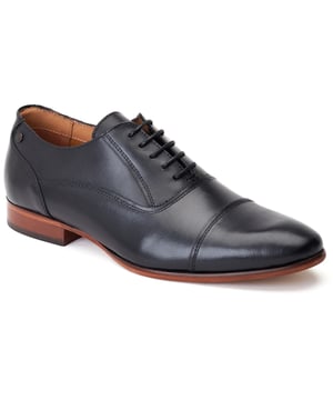 Verhoog je stijl met angelo van Base London, de leren formele schoen voor mannen die serieus zijn. Met een tijdloos Oxford-ontwerp, Ortholite-inlegzolen en kwaliteitsleer is angelo gedurfd en onvergetelijk.