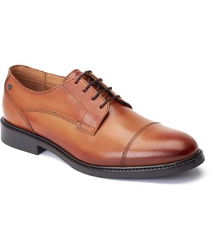Straight to the point met absoluut geen poespas, de Magnus neuskap derbies van Base London zijn voor de man die zaken wil doen. Kwaliteitslederen bovenwerk, comfortabele Ortholite-binnenzool en een stevige rubberen loopzool - niks meer aan toe te voegen!