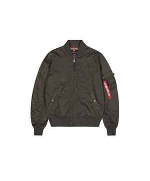Die MA-1 TT Two Tone Bomber Jacket von Alpha Industries vereint funktionales Design mit modernem Stil. Die Slim Fit Passform sorgt für eine körpernahe Silhouette, und das strapazierfähige Nylon-Obermaterial ist ideal für Frühling und Herbst. Ein Reißverschluss mit Lederlasche erleichtert das An- und Ausziehen, während mehrere Taschen praktischen Stauraum bieten, inklusive RBF Tag. Rib Bündchen und ein markantes oranges Innenfutter runden den klassischen Look ab.