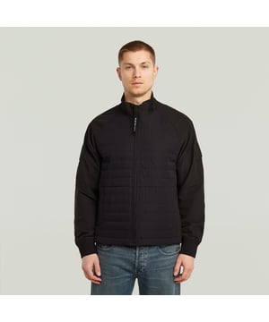 Raised collar, ribbed back. Zipper closure. Ribbed cuffs. Front pockets, hidden snap buttons, flap pockets at the sleeve. Adjustable cord at the hem. Zip closure. Overshirt Track offers a raised collar with a zipper closure. The body is filled with a soft padding. Pockets are caught in the front seams and offer a hidden snap button closure. Also at the sleeves, pockets are created. Pull the cord inside for a tighter edge. 65% Recycled polyester, 35% Elastomultiester. Fine stretch twill weave, soft touch