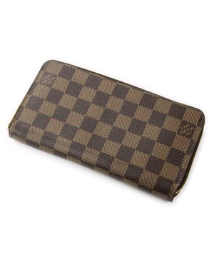 Louis Vuitton Accessoires Zippy Wallet  Portemonnee in de Bruin Gecoat canvas in de Gouden Messing  hardware. Het product is in In Uitstekende Staat (A).
  19.5x10x2.5 cm 
  Inclusief accessoires: None
  Opmerkingen over de binnenkant: Muffe geur
  BrandCo Paris vindt zeldzame artikelen in de beste staat voor ongelooflijke prijzen. Het is de moeite waard om geduldig te zijn! Koop met vertrouwen: alle artikelen van BrandCo Paris worden zorgvuldig geselecteerd en geverifieerd door ons team van experts.

  Alle artikelen worden geleverd met een certificaat van echtheid en verpakt door BrandCo Paris.

  Classificatietabel voor de conditie van het artikel:

  N (als nieuw)
  AA (perfecte staat)
  A (uitstekende staat)
  AB (zeer goede staat)
  B (goede/redelijke staat)