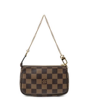 Louis Vuitton Accesorios Mini Pochette Accessoires  Bolsa en Marrón Lona recubierta y Latón dorado hardware. El producto esta en Perfectas Condiciones (AA).
  Dimensiones: 15x10x2 cm 
  Accesorios incluidos: None
  
  BrandCo Paris encuentra artículos raros y en las mejores condiciones a precios increíbles. ¡Vale la pena tener paciencia! Compra con confianza: todos los artículos de BrandCo Paris son seleccionados y autenticados cuidadosamente por nuestro equipo de expertos.
  Todos los artículos vienen con un certificado de autenticidad y un embalaje entregado por BrandCo Paris.
  Tabla de clasificación de la condición del artículo
  N (como nuevo)
  AA (perfecto estado)
  A (excelente estado)
  AB (muy buen estado)
  B (bueno/regular)