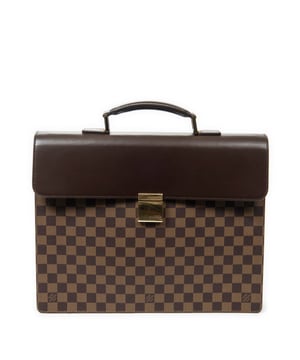 Louis Vuitton Bolsos Altona PM Bolso en Marrón Lona recubierta y Latón dorado hardware. El producto esta en Perfectas Condiciones (AA).
  Dimensiones: 37x30x7 cm 
  Accesorios incluidos: None
  Notas de Hardware: Ligeramente descolorido
  BrandCo Paris encuentra artículos raros y en las mejores condiciones a precios increíbles. ¡Vale la pena tener paciencia! Compra con confianza: todos los artículos de BrandCo Paris son seleccionados y autenticados cuidadosamente por nuestro equipo de expertos.
  Todos los artículos vienen con un certificado de autenticidad y un embalaje entregado por BrandCo Paris.
  Tabla de clasificación de la condición del artículo
  N (como nuevo)
  AA (perfecto estado)
  A (excelente estado)
  AB (muy buen estado)
  B (bueno/regular)
