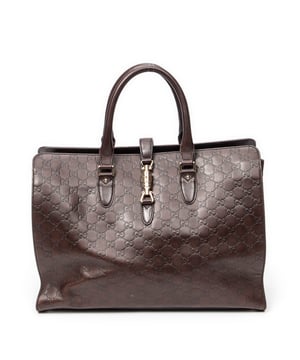 Gucci Bolsos Large Piston Lock Tote  Bolso en Marrón oscuro Piel de becerro y Oro hardware. El producto esta en Excelentes Condiciones (A).
  Dimensiones: 41x31x14 cm 
  Accesorios incluidos: Dustbag
  Notas de Exterior: Ligeros rasguños en las esquinas inferiores, Ligeros rasguños en el cuerpo exterior
Notas de Interior: Ligeros rasguños en el forro
Notas de la correa/asa: Ligeros rasguños
  BrandCo Paris encuentra artículos raros y en las mejores condiciones a precios increíbles. ¡Vale la pena tener paciencia! Compra con confianza: todos los artículos de BrandCo Paris son seleccionados y autenticados cuidadosamente por nuestro equipo de expertos.
  Todos los artículos vienen con un certificado de autenticidad y un embalaje entregado por BrandCo Paris.
  Tabla de clasificación de la condición del artículo
  N (como nuevo)
  AA (perfecto estado)
  A (excelente estado)
  AB (muy buen estado)
  B (bueno/regular)