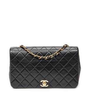 Chanel Bolsos Mademoiselle Full Flap  Bolso de hombro en Negro Piel de becerro y Oro hardware. El producto esta en Excelentes Condiciones (A).
  Dimensiones: 23x14x6 cm 
  Accesorios incluidos: Sticker; Card
  Notas de Exterior: Pequeñas abolladuras en el cuerpo exterior
Notas de Interior: Ligeros rasguños en el forro
  BrandCo Paris encuentra artículos raros y en las mejores condiciones a precios increíbles. ¡Vale la pena tener paciencia! Compra con confianza: todos los artículos de BrandCo Paris son seleccionados y autenticados cuidadosamente por nuestro equipo de expertos.
  Todos los artículos vienen con un certificado de autenticidad y un embalaje entregado por BrandCo Paris.
  Tabla de clasificación de la condición del artículo
  N (como nuevo)
  AA (perfecto estado)
  A (excelente estado)
  AB (muy buen estado)
  B (bueno/regular)