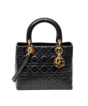 Dior Bolsos Medium Lady Dior Zip  Bolso de hombro en Negro Piel de becerro y Oro hardware. El producto esta en Excelentes Condiciones (A).
  Dimensiones: 24x20x11 cm 
  Accesorios incluidos: Strap; Dustbag
  
  BrandCo Paris encuentra artículos raros y en las mejores condiciones a precios increíbles. ¡Vale la pena tener paciencia! Compra con confianza: todos los artículos de BrandCo Paris son seleccionados y autenticados cuidadosamente por nuestro equipo de expertos.
  Todos los artículos vienen con un certificado de autenticidad y un embalaje entregado por BrandCo Paris.
  Tabla de clasificación de la condición del artículo
  N (como nuevo)
  AA (perfecto estado)
  A (excelente estado)
  AB (muy buen estado)
  B (bueno/regular)