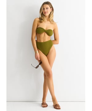 Verwen jezelf met luxe met onze Olive Textured High Waist Bikini Bottom. Het elegante ontwerp, met een hoge taille en structuurstof, zal je figuur accentueren en je laten opvallen op het strand. Verhoog je zwemkledingcollectie met dit must-have stuk.